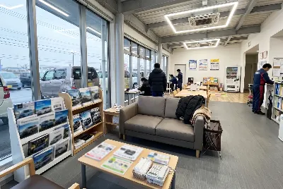 自動車販売店のショールーム・店内の様子