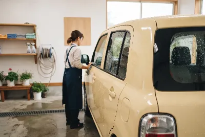 自動車のコーティング・洗車をしている様子