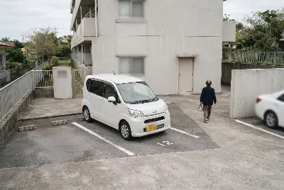 カーリースの契約・引き渡しをしている様子