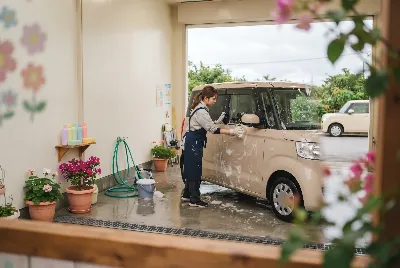 自動車のコーティング・洗車をしている様子