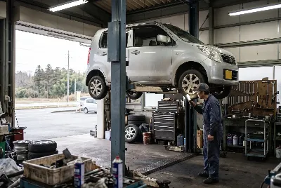 整備工場で自動車を点検・整備している様子