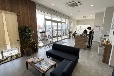 自動車販売店のショールーム・店内の様子