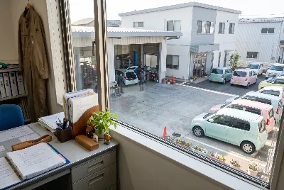 自動車整備工場・販売店の事務所で事務作業をしている様子