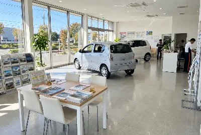 自動車販売店のショールーム・店内の様子