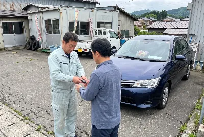 カーリースの契約・引き渡しをしている様子