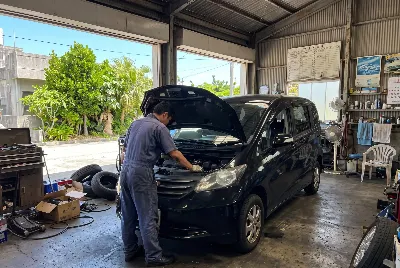 整備工場で自動車を点検・整備している様子