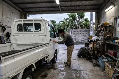 自動車の板金・塗装作業をしている様子