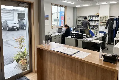 自動車整備工場・販売店の事務所で事務作業をしている様子
