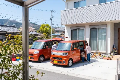 カーリースの契約・引き渡しをしている様子