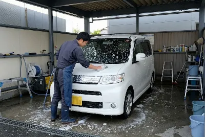 自動車のコーティング・洗車をしている様子