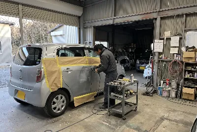 自動車の板金・塗装作業をしている様子