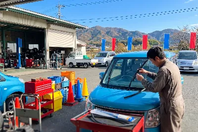 整備工場で自動車を点検・整備している様子