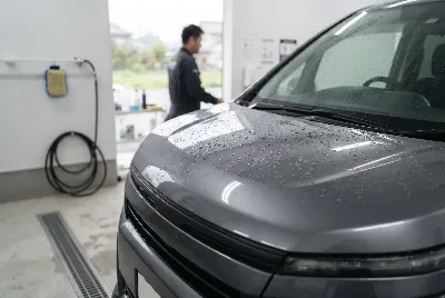 自動車のコーティング・洗車をしている様子