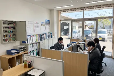自動車整備工場・販売店の事務所で事務作業をしている様子