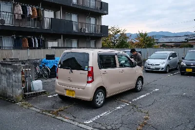 カーリースの契約・引き渡しをしている様子