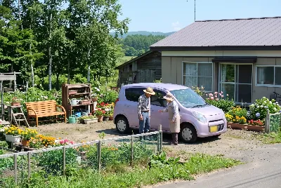 カーリースの契約・引き渡しをしている様子