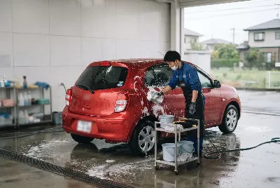 自動車のコーティング・洗車をしている様子