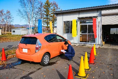 レンタカーの受付・貸出をしている様子