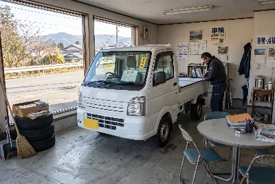 中古車の販売・買取をしている様子