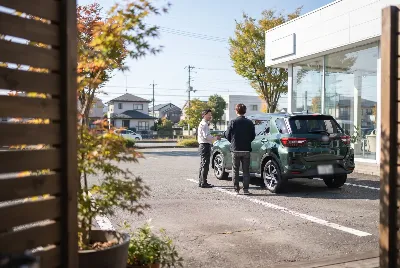 中古車の販売・買取をしている様子