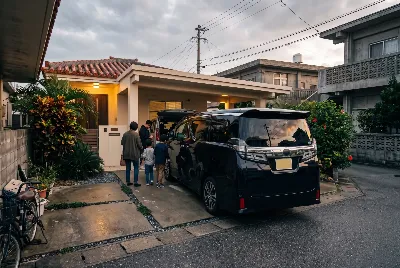 カーリースの契約・引き渡しをしている様子