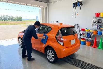 自動車のコーティング・洗車をしている様子