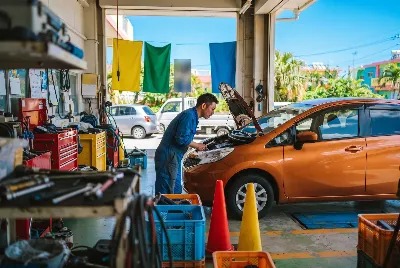 整備工場で自動車を点検・整備している様子