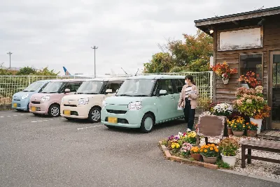レンタカーの受付・貸出をしている様子