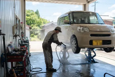 整備工場で自動車を点検・整備している様子