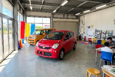 自動車販売店のショールーム・店内の様子