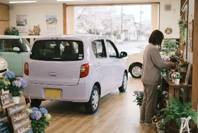 中古車の販売・買取をしている様子