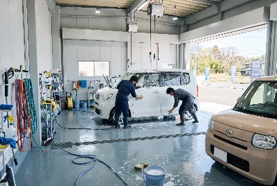 自動車のコーティング・洗車をしている様子