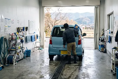 自動車のコーティング・洗車をしている様子