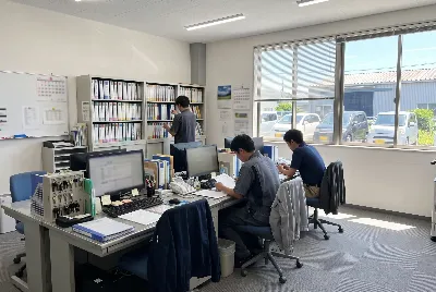 自動車整備工場・販売店の事務所で事務作業をしている様子