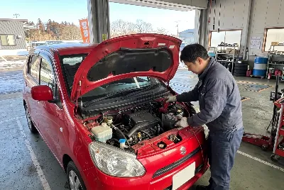 整備工場で自動車を点検・整備している様子