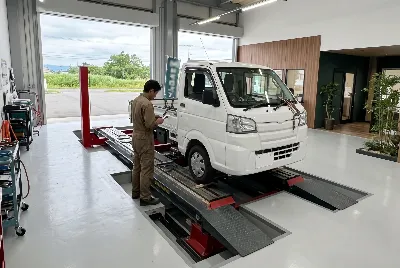 自動車の板金・塗装作業をしている様子