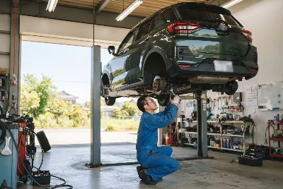 整備工場で自動車を点検・整備している様子