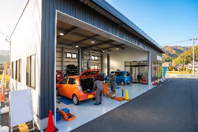 整備工場で自動車を点検・整備している様子