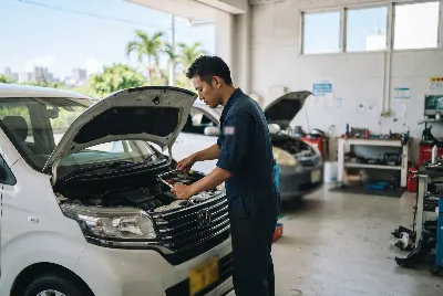 整備工場で自動車を点検・整備している様子
