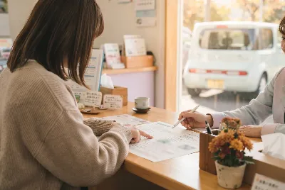 中古車の販売・買取をしている様子