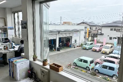 自動車整備工場・販売店の事務所で事務作業をしている様子