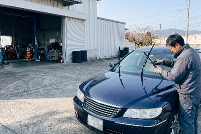 整備工場で自動車を点検・整備している様子