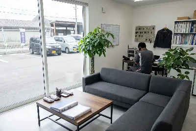 自動車整備工場・販売店の事務所で事務作業をしている様子