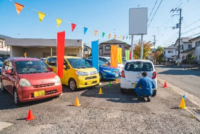 中古車の販売・買取をしている様子
