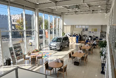 自動車販売店のショールーム・店内の様子