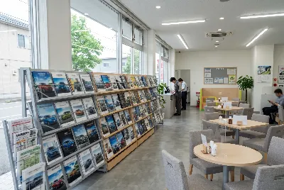 自動車販売店のショールーム・店内の様子