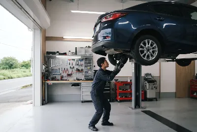 整備工場で自動車を点検・整備している様子