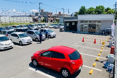 レンタカーの受付・貸出をしている様子