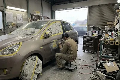 自動車の板金・塗装作業をしている様子