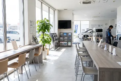 自動車販売店のショールーム・店内の様子